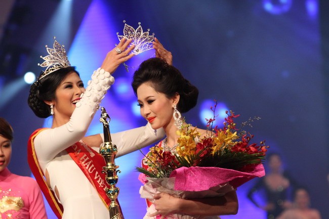 Hoa hậu 2010 Ngọc Hân trao lại vương miện cho Thu Thảo